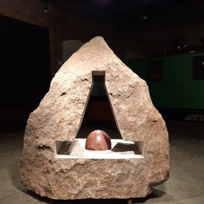 BĒRNĪBAS ATMIŅA. Granīts.  210/200/100cm  2022.