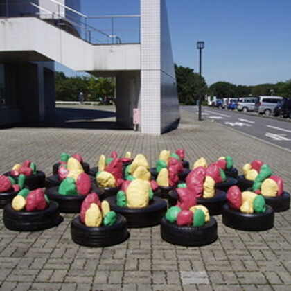 URBĀNIE ZIEDI. 2005. Krāsoti akmeņi, autoriepas. 60/500/500cm. Tokija, Japāna