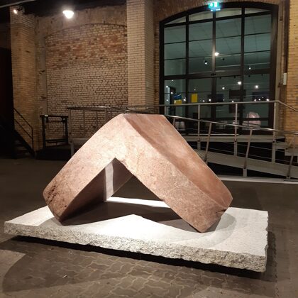 ĀRPUS LAIKA. Granīts. 135/200/150cm 2021.