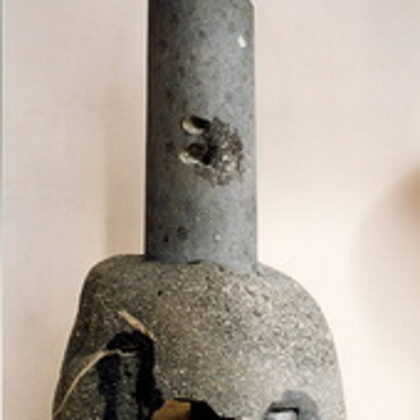 SAKNES. 2000. Granīts. 100/45/45cm. Vakarbuļļi, Rīga