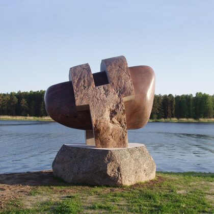 DĀVIDA ARGUMENTS JEB AKMENS AR LINGU. 2016. Granīts. 270/230/180cm. Vakarbuļļi, Rīga