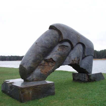 LAIKMETA FOSILIJA. 2011. Granīts. 220/350/100cm. Vakarbuļļi, Rīga