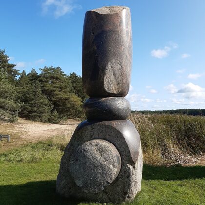 PĪLĀRS. 2006. Granīts. 450/200/180cm. Vakarbuļļi, Rīga