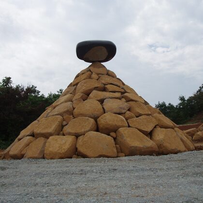 VISUMS IR VIENS. 2015. Andezīts. 450/700/700cm. Okurajama, Japāna.  