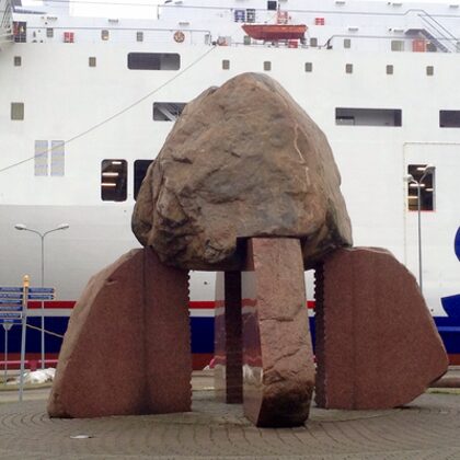 JŪRAKMENS. 1998. Granīts. 500/700/700cm. Ventspils ostas promenāde (arh. Juris Poga)