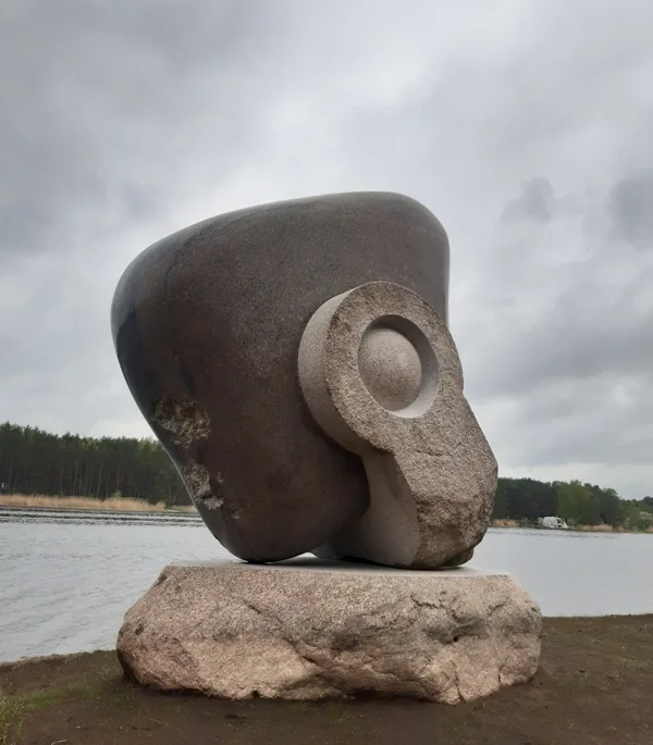 TRENZE. 2015. Granīts. 290/210/150cm Vakarbuļļi, Rīga