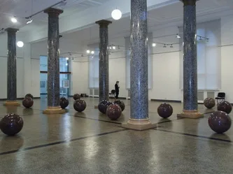 RĪTS. ( izstādes ekspozīcija). 2008. Pulēti laukakmeņi. LNMM, Rīga