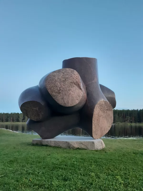 MEDITĀCIJA PAR SAKNĒM. 2017. Granīts. 280/350/260cm. Vakarbuļļi, Rīga
