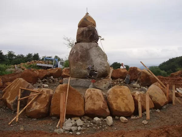2015. Andezīts. 450/700/700cm. Okurajama, Japāna. Sadarbībā ar simpozija dalībniekiem