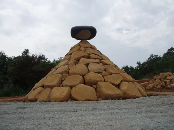 VISUMS IR VIENS. 2015. Andezīts. 450/700/700cm. Okurajama, Japāna. 
