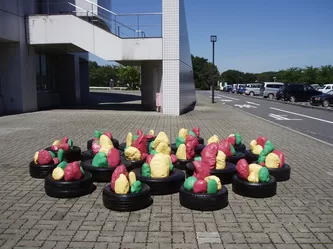 URBAN FLOWERS. 2005. Painted stones, tyres. 60/500/500cm. Tokyo, Japan
